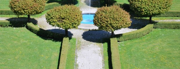 Blick in den kleinen Park, der zum Kloster Fürstenfeldbruck gehört. Er befindet sich auf der Vorderseite der Klosteranlage und ist von der Bibliothek aus zu sehen. Der Ausschnitt des Bildes zeigt den kleinen Springbrunnen in der Mitte. Auf diesen führen vier kleine Wege im 90 Grad Winkel zu, kleine Hecken und sechs Bäume sind in geometrischer Anordnung darum herum angepflanzt. Das Foto dient hier als Füllbild. Blick in den kleinen Park, der zum Kloster Fürstenfeldbruck gehört.