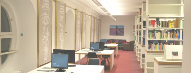 Bibliothek-FFB_Lesesaal-Sofa_Foto-heller Bibliothek-FFB_Lesesaal-Sofa_Foto-heller