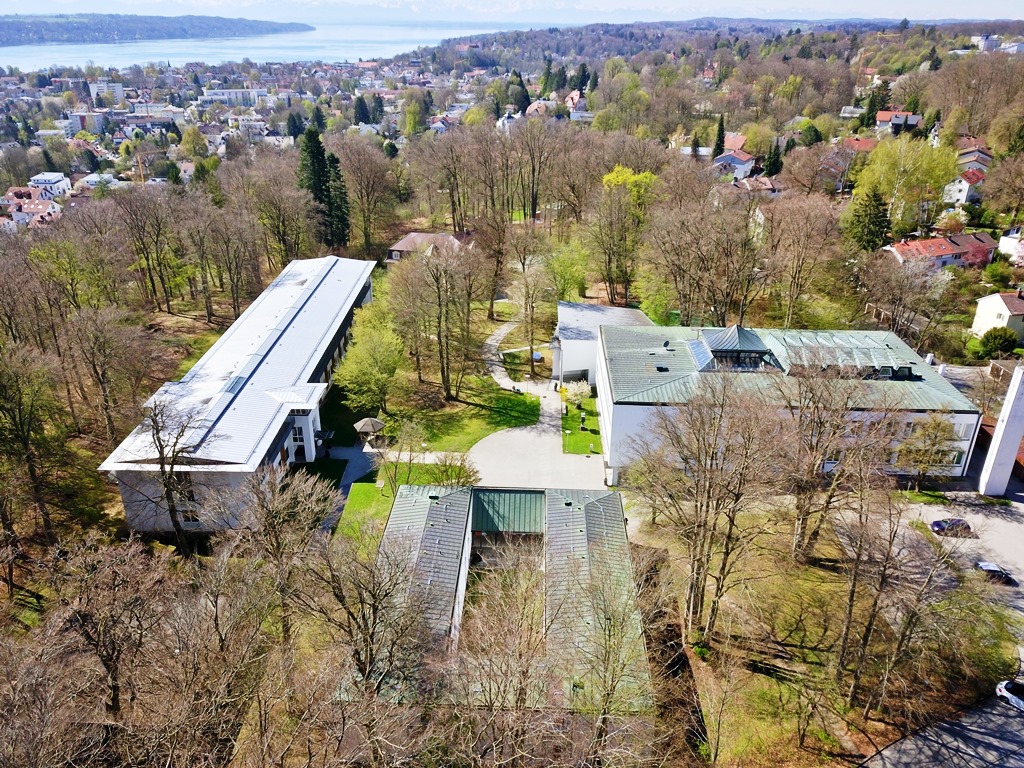 Campus Luftaufnahme mit See- und Alpenblick