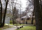 Innenhof Campus, Blick auf den Sternbau und den C-Bau, Frühjahr